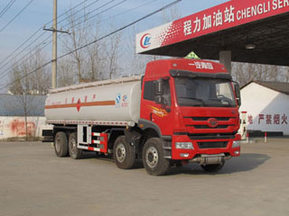 解放前四后六运油车