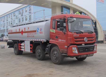 东风小三轴油罐车